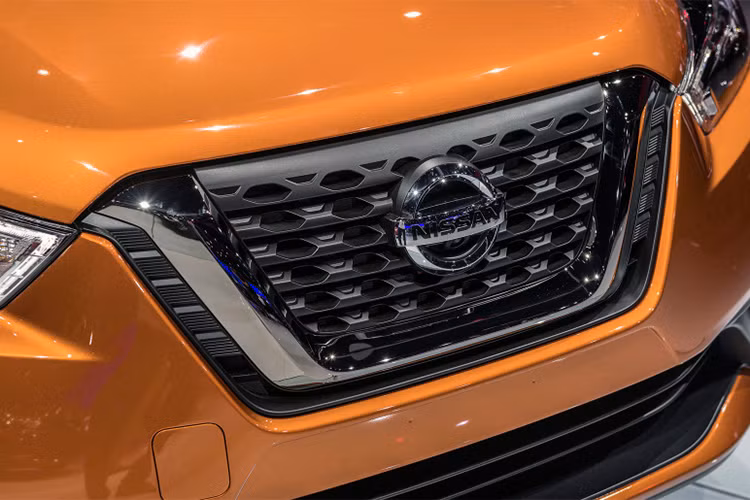 Dù có kích thước nhỏ nhưng Kicks vẫn có vẻ ngoài năng động, khỏe khoắn với lưới tản nhiệt hình chữ V đặc trưng của Nissan, kết hợp với những đường nét đậm, cứng cáp. Kiểu dáng mới giúp Nissan Kicks tự tin hơn trước các đối thủ, thay vì kiểu dáng có phần “tinh quái” của mẫu Juke.