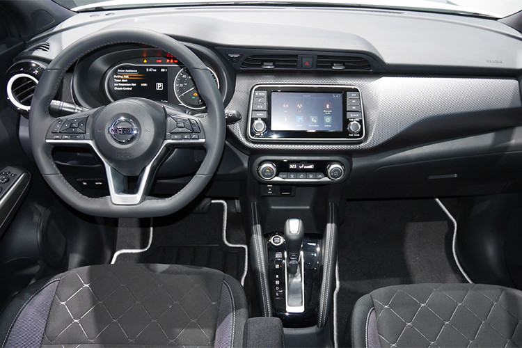 Mặc dù chỉ là một mẫu crossover nhỏ gọn nhưng Nissan Kicks mới sở hữu khoang nội thất khá cao cấp với nhiều chất liệu của dòng xe sang. Thiết kế cabin hài hòa và đẹp mắt, đồng thời được trang bị nhiều tiện nghi.