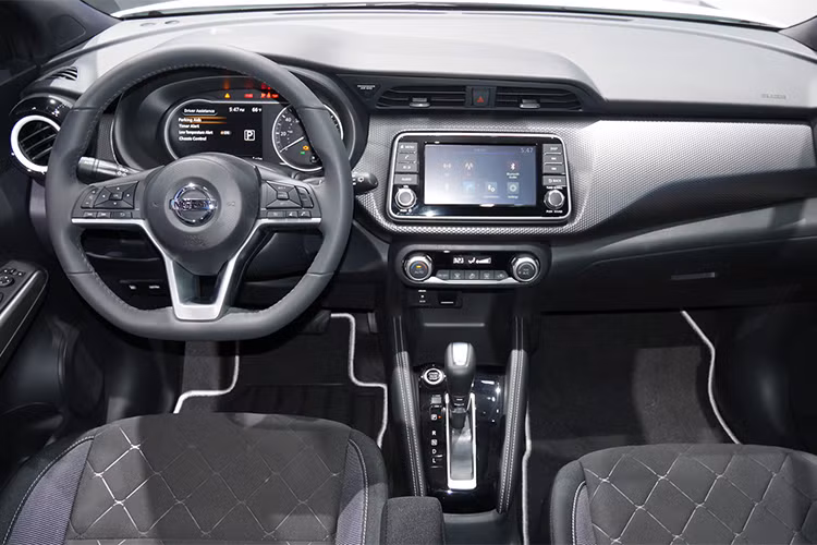 Mặc dù chỉ là một mẫu crossover nhỏ gọn nhưng Nissan Kicks mới sở hữu khoang nội thất khá cao cấp với nhiều chất liệu của dòng xe sang. Thiết kế cabin hài hòa và đẹp mắt, đồng thời được trang bị nhiều tiện nghi.