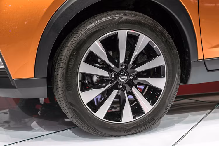 Ngoài bộ mâm được thiết kế dạng đa chấu với hai mầu, có kích cỡ 16 inch tiêu chuẩn và 17 inch tùy chọn. Các cột của mẫu xe Nissan Kicks mới này đều được hãng xe Nissan sơn màu đen khiến nóc như nằm lơ lửng trên không trung và kính chắn gió như mở rộng về phía sau.