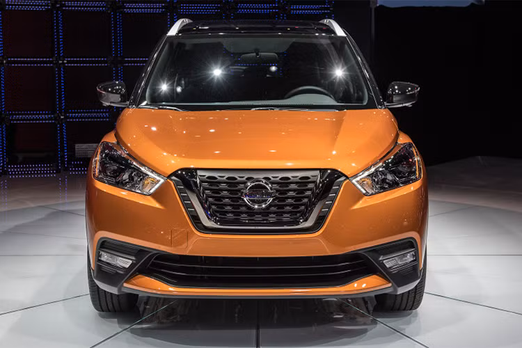 Được phát triển dựa trên cơ sở gầm bệ V Platform, Nissan Kicks 2019 mới sở hữu chiều dài tổng thể 4.295 mm, chiều rộng 1.760 mm, chiều cao 1.590 mm và chiều dài cơ sở 2.610 mm. Bên cạnh đó, Nissan Kicks còn có chiều cao gầm 200 mm, khoảng cách từ đầu và đuôi xe đến 2 trục ngắn và khoang hành lý 383 lít.