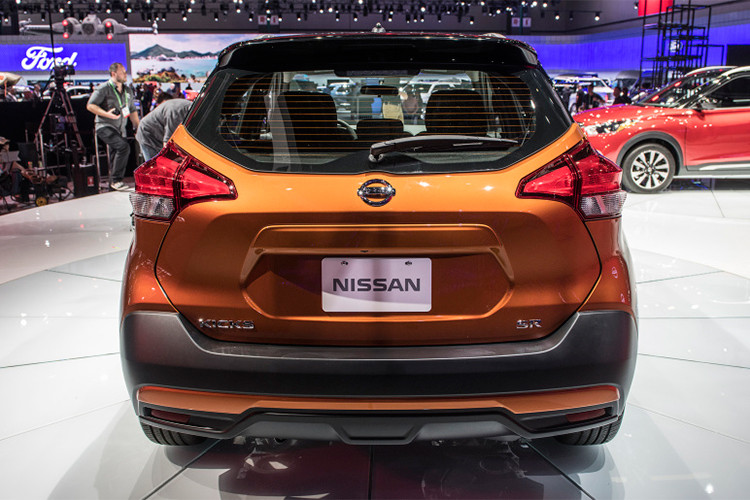 Tương tự mẫu crossover hạng trung Murano, cột C của xe được ốp nhựa đen nối liền các cửa kính bên với kính sau, tạo cảm giác như một khối thống nhất và mui xe đang “nổi” trên kính. Được biết 2 yếu tố mà Nissan nhấn mạnh trong thiết kế tổng thể của Kicks là sự hiện đại của tương lai và gợi cảm giác chất lượng cao.