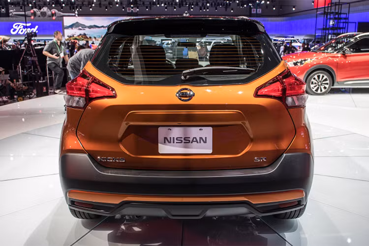 Tương tự mẫu crossover hạng trung Murano, cột C của xe được ốp nhựa đen nối liền các cửa kính bên với kính sau, tạo cảm giác như một khối thống nhất và mui xe đang “nổi” trên kính. Được biết 2 yếu tố mà Nissan nhấn mạnh trong thiết kế tổng thể của Kicks là sự hiện đại của tương lai và gợi cảm giác chất lượng cao.