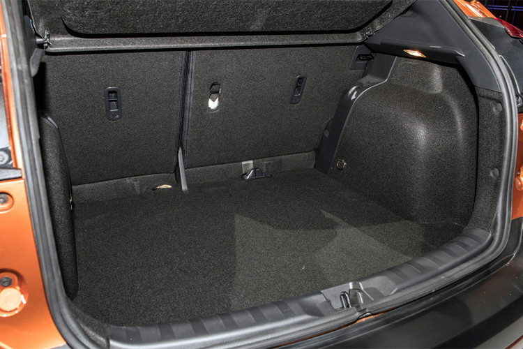 Động cơ của Nissan Kicks tại thị trường Brazil là máy 4 xi-lanh, dung tích 1,6 lít có công suất tối đa 114 mã lực và mô-men xoắn cực đại 152 Nm. Động cơ này có thể chạy bằng xăng hoặc methanol nhờ hệ thống Flex Start System và làm nóng nhiên liệu giúp khởi động máy nhanh hơn. Động cơ kết hợp với hộp số Xtronic CVT hoặc hộp số sàn 5 cấp.