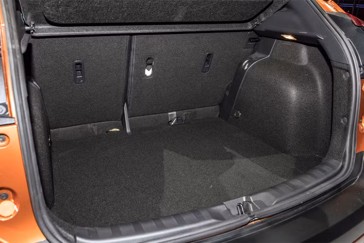 Động cơ của Nissan Kicks tại thị trường Brazil là máy 4 xi-lanh, dung tích 1,6 lít có công suất tối đa 114 mã lực và mô-men xoắn cực đại 152 Nm. Động cơ này có thể chạy bằng xăng hoặc methanol nhờ hệ thống Flex Start System và làm nóng nhiên liệu giúp khởi động máy nhanh hơn. Động cơ kết hợp với hộp số Xtronic CVT hoặc hộp số sàn 5 cấp.