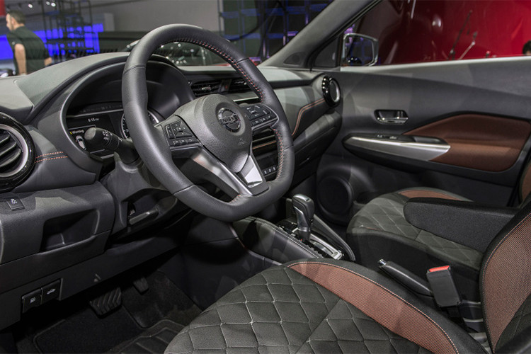 Ở phiên bản cao cấp có sự xuất hiện mà nhình cảm ứng 7 inch, hệ thống loa hiệu Bose và ghế ngồi cùng tap lô được bọc da. Theo Nissan, hàng ghế 2 của Kicks sẽ có không gian khá rộng rãi, đồng thời khoang hành lý phía sau sẽ có thể tích lớn nhất trong phân khúc crossover hạng B.