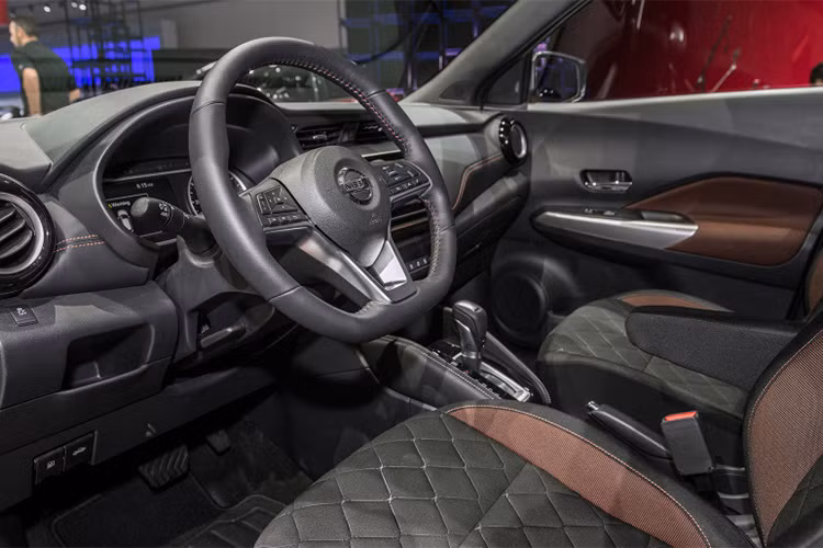 Ở phiên bản cao cấp có sự xuất hiện mà nhình cảm ứng 7 inch, hệ thống loa hiệu Bose và ghế ngồi cùng tap lô được bọc da. Theo Nissan, hàng ghế 2 của Kicks sẽ có không gian khá rộng rãi, đồng thời khoang hành lý phía sau sẽ có thể tích lớn nhất trong phân khúc crossover hạng B.
