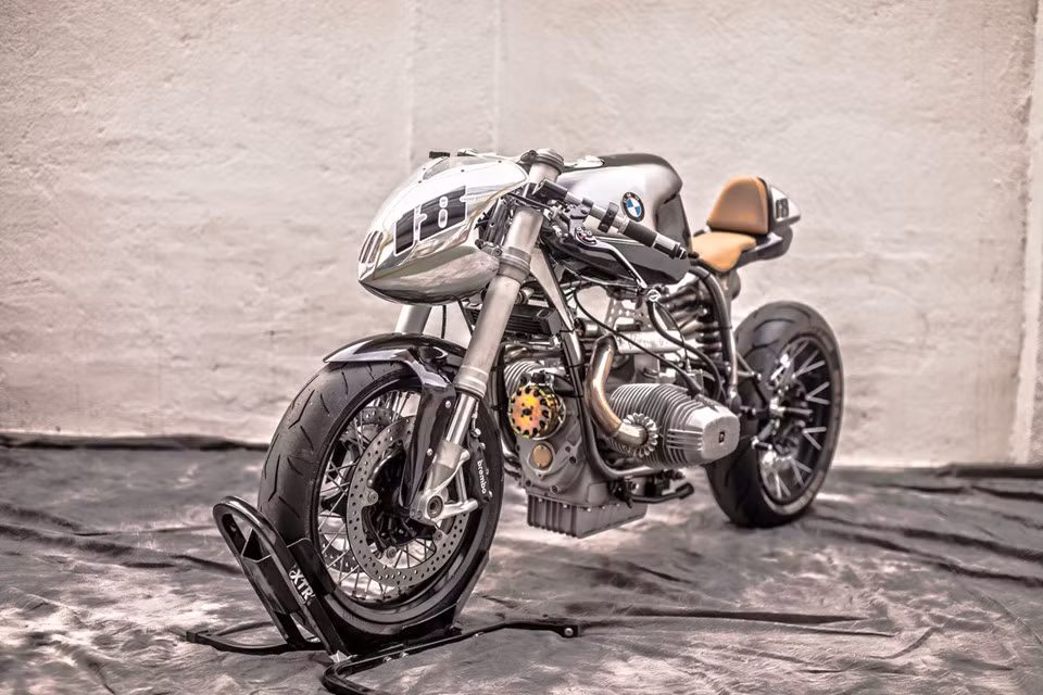 Đến thời điểm sản xuất, chiếc BMW R100 RS sản sinh công suất 70 mã lực và mô men xoắn 75,9 Nm, tốc độ tối đa trên 200 km/h. Những con số này dẫn đến doanh số bán hàng khủng khiếp của R100 RS. Thậm chí ngày nay, sau gần 40 năm kể từ khi được giới thiệu lần đầu, nó vẫn được coi là mẫu môtô đáng mong đợi.