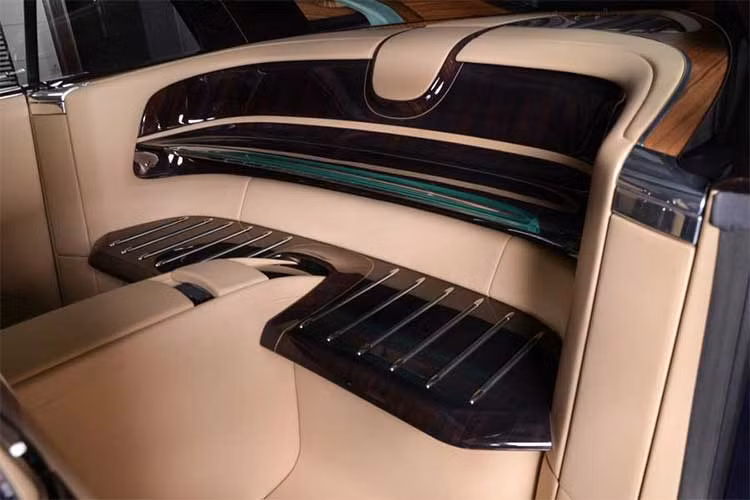 Thay đổi lớn nhất ở nội thất nằm ở việc loại bỏ hàng ghế phía sau và hoàn thiện bằng gỗ và da lấy cảm hứng từ du thuyền. Đại diện của Rolls-Royce cho biết Sweptail là sản phẩm chứng minh khả năng chế tạo hàng đầu của hãng. Rolls-Royce lắng nghe những khách hàng đặc biệt và có thể tạo ra sản phẩm theo đúng ý thích của họ.