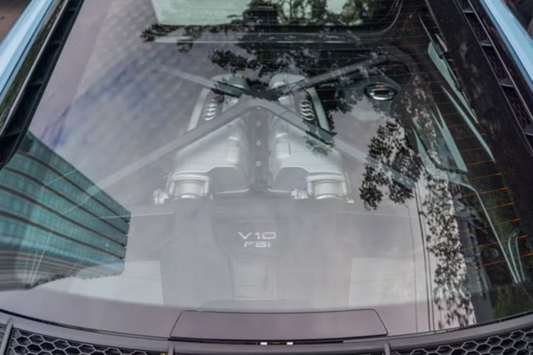 Siêu xe Audi R8 V10 Plus của Cường Đô la sở hữu động cơ V10, dung tích 5.2 lít, sản sinh công suất tối đa 610 mã lực và mô-men xoắn cực đại 540 Nm. Động cơ kết hợp cùng hộp số ly hợp kép 7 cấp S-Tronic và hệ dẫn động 4 bánh giúp nó chỉ mất khoảng thời gian 3,2 giây để tăng tốc lên 100 km/h từ vị trí xuất phát, trước khi đạt vận tốc tối đa 330 km/h.