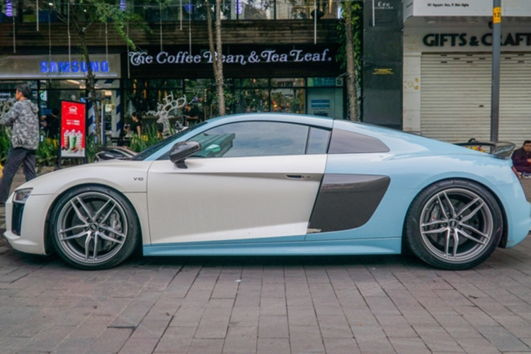 Được biết, chiếc siêu xe Audi R8 V10 Plus này là một chiếc xe khá có ý nghĩa với Cường Đô la, anh đã mua siêu xe này vào khoảng tháng 11/2017 để tặng cho vợ của mình Đàm Thu Trang (Ảnh: Audi R8 khi chưa được làm mới lại, trước đây nó được phối màu xanh trắng).