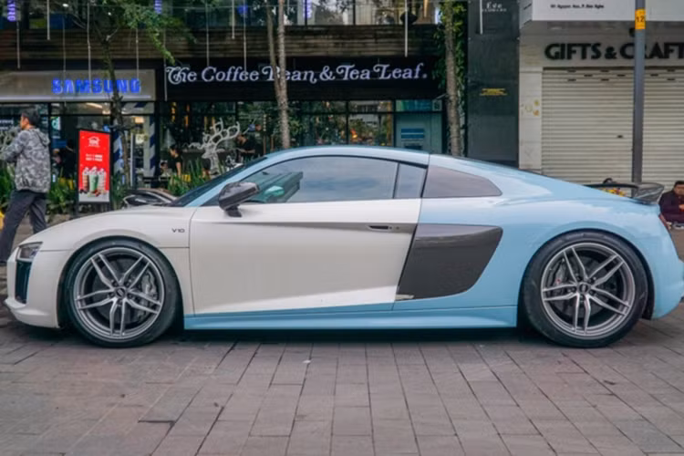 Được biết, chiếc siêu xe Audi R8 V10 Plus này là một chiếc xe khá có ý nghĩa với Cường Đô la, anh đã mua siêu xe này vào khoảng tháng 11/2017 để tặng cho vợ của mình Đàm Thu Trang (Ảnh: Audi R8 khi chưa được làm mới lại, trước đây nó được phối màu xanh trắng).