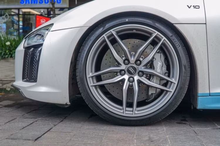 Xe sử dụng vành nhôm đúc đa chấu, đường kính 19 inch cả trước và sau. Bên trong xe, nội thất vẫn giữ phong cách truyền thống của Audi với da thật và những đường chỉ khâu tay. Sợi carbon bao phủ bệ trung tâm, xung quanh khe gió điều hòa... lẫy chuyển số đặt ngay sau vô lăng giúp giảm thời gian sang số ở chế độ thể thao.