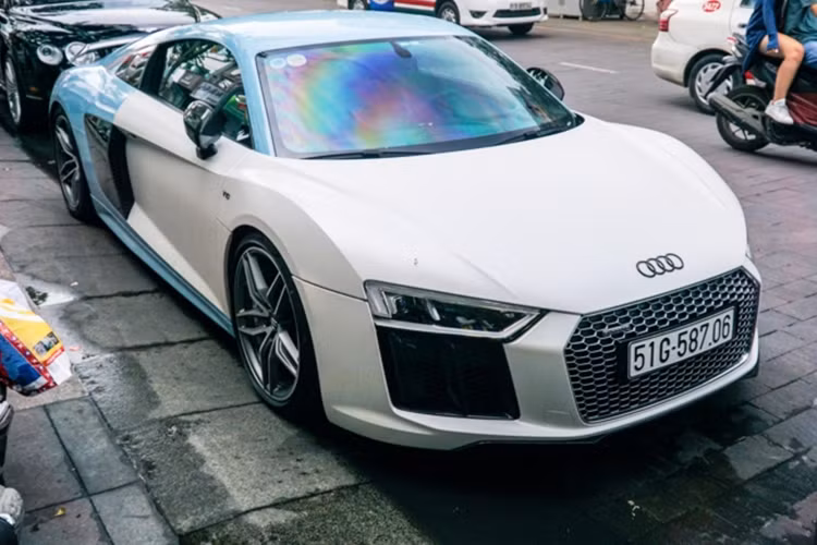 Để mang đến những tiếng thở ấn tượng hơn cho siêu xe Audi R8 V10 Plus của mình, Cường Đô la đã thay toàn bộ hệ thống ống xả nguyên bản theo xe bằng ống xả độ của Capristo. Khi mới về Việt Nam, giá xe Audi R8 V10 Plus được đại lý tư nhân cháo bán khoảng 11,5 tỷ đồng. Tuy nhiên do về trước thời điểm thay đổi thuế TTĐB 1/7/2016 nên nếu bán lại, những chiếc R8 ngày nay sẽ có giá đắt hơn.