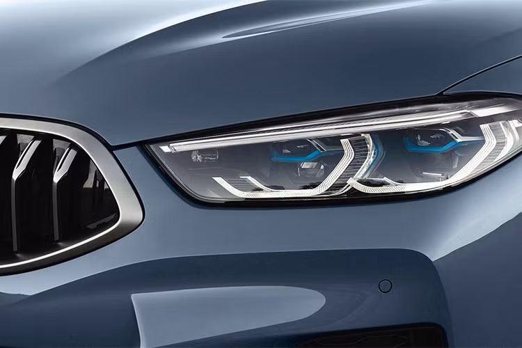 Phần đầu xe dài, đèn pha LED tiêu chuẩn có thiết kế mảnh mai (đèn pha Laser với chùm tia sáng mở rộng lên tới 600 mét là một tùy chọn), lưới tản nhiệt cỡ lớn được mạ chrome sáng bóng sang trọng. Cản trước với các hốc gió góc cạnh và gương chiếu hậu được thiết kế lại nhưng vẫn theo lối thiết kế từ mẫu concept đã được giới thiệu.