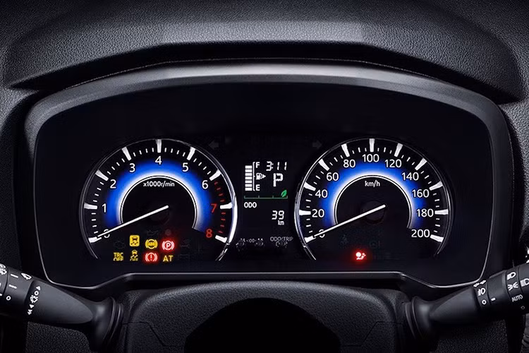 Ngoài ra chiếc xe còn có cụm nút điều khiển âm thanh tích hợp trên vô-lăng và bảng đồng hồ Optitron đèn nền xanh-trắng với màn hình đơn sắc hiển thị đa thông tin nằm giữa. Mọi phiên bản Rush thế hệ mới sẽ được trang bị động cơ mang mã hiệu 2NR-VE với 4 xi-lanh thẳng hàng dung tích 1.5l.