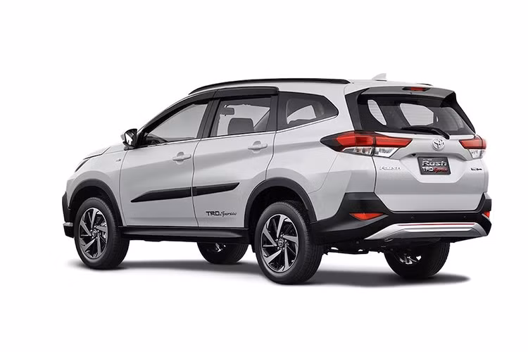 So với thế hệ trước, mẫu xe MPV Toyota Rush phiên bản 2018 đã mang "bộ mặt" mới đầy ấn tượng theo ngôn ngữ Keen Look hiện tại của Toyota, nổi bật bởi cụm đèn pha sắc sảo và lưới tản nhiệt lớn với các thanh ngang mạ bóng. Xe sẽ được bán với 2 phiên bản là G và Sportivo.