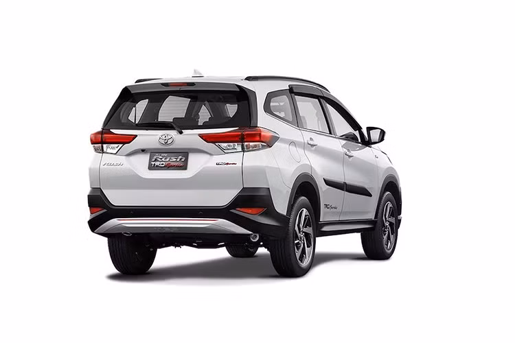 Trong đó, phiên bản Sportivo có vẻ ngoài dễ liên tưởng tới một chiếc crossover thực thụ với các tấm nhựa ốp đúc màu đen chạy quanh thân xe, mâm 16 inch 2 tông màu với thiết kế 5 cánh xoắn bắt mắt và cản trước sau với các tấm nhựa ốp bên dưới sơn bạc "giả" tấm bảo vệ bằng nhôm.