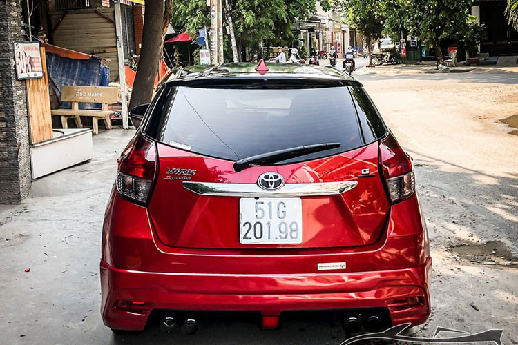 Màu đỏ nguyên bản của xe được phối thêm màu đen ở trên nóc và các cột A, B giúp chiếc Yaris thêm phần trẻ trung. Ngoài ra hệ thống đèn của xe cũng được nâng cấp đẹp mắt hơn nguyên bản, hệ thống ống xả cũng được độ thêm với 4 ống dẫn đi kèm tiếng nổ "ồn ào" hơn.