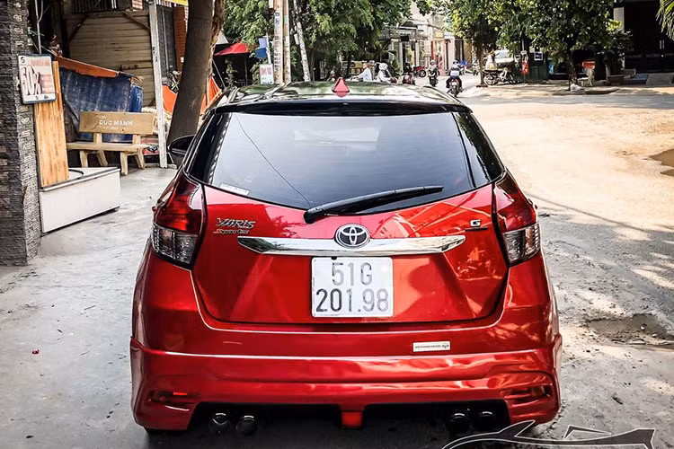 Màu đỏ nguyên bản của xe được phối thêm màu đen ở trên nóc và các cột A, B giúp chiếc Yaris thêm phần trẻ trung. Ngoài ra hệ thống đèn của xe cũng được nâng cấp đẹp mắt hơn nguyên bản, hệ thống ống xả cũng được độ thêm với 4 ống dẫn đi kèm tiếng nổ "ồn ào" hơn.