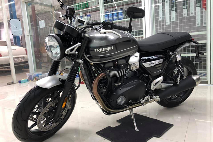 Ra mắt tại Nam hồi đầu tháng 4/2019, mẫu xe Triumph Speed Twin 2019 mới mang dáng vẻ của dòng Modern Classic – thiết kế cổ điển với những công nghệ mới. Xe được cải tiến đáng kể nhằm giảm trọng lượng với hệ thống gắp sau làm bằng hợp kim nhôm.