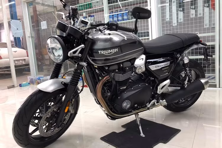 Ra mắt tại Nam hồi đầu tháng 4/2019, mẫu xe Triumph Speed Twin 2019 mới mang dáng vẻ của dòng Modern Classic – thiết kế cổ điển với những công nghệ mới. Xe được cải tiến đáng kể nhằm giảm trọng lượng với hệ thống gắp sau làm bằng hợp kim nhôm.