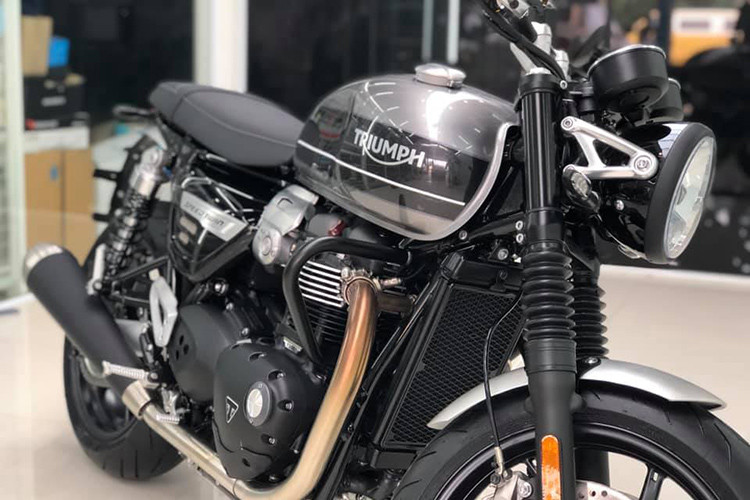 Triumph còn trang bị cho Speed Twin 2019 gương trên tay lái với hong cách mang đậm chất &#x1d;vintage, các chi tiết thân xe cũng mang đậm phong cách cổ điển của hãng xe Anh quốc, như đàn anh Thruxton R trước đây.