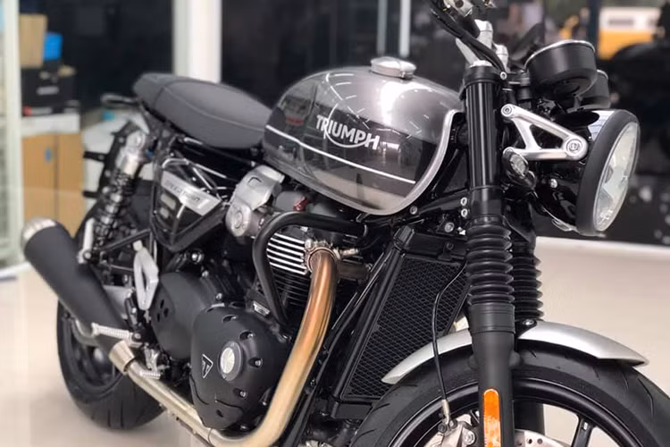 Triumph còn trang bị cho Speed Twin 2019 gương trên tay lái với hong cách mang đậm chất vintage, các chi tiết thân xe cũng mang đậm phong cách cổ điển của hãng xe Anh quốc, như đàn anh Thruxton R trước đây.