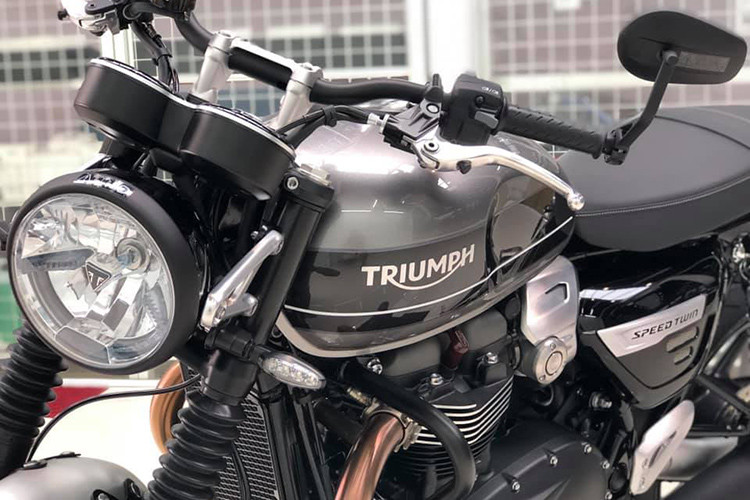 Phần đầu đèn của xe được thiết kế theo phong cách cổ điển, đèn tròn đặc trưng với trang bị dãy LED định vị ban ngày và logo Triumph đặt ở giữa tạo vẻ đẹp cổ điển pha lẫn hiện đại. Vị trí gác chân của người lái hơi chếch về phía sau tạo nên tư thế lái hiện đại và thể thao hơn.