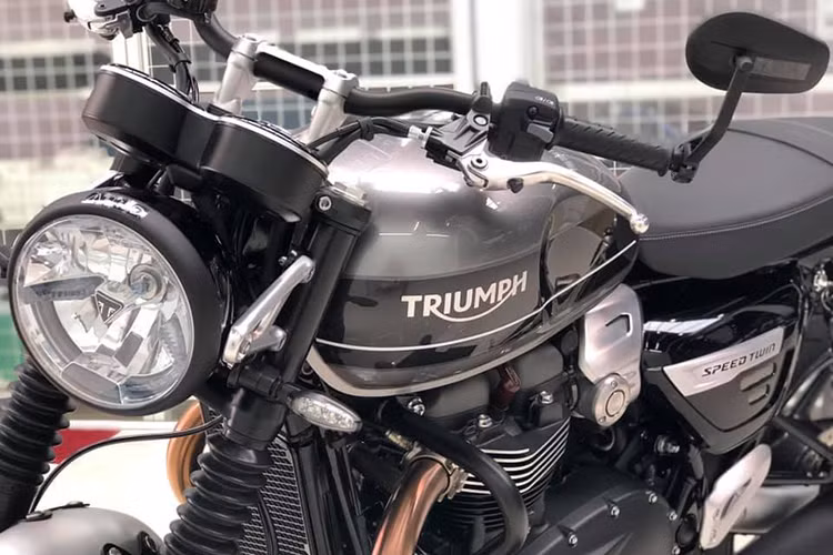 Phần đầu đèn của xe được thiết kế theo phong cách cổ điển, đèn tròn đặc trưng với trang bị dãy LED định vị ban ngày và logo Triumph đặt ở giữa tạo vẻ đẹp cổ điển pha lẫn hiện đại. Vị trí gác chân của người lái hơi chếch về phía sau tạo nên tư thế lái hiện đại và thể thao hơn.