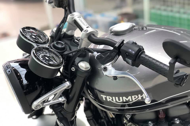 Bảng đồng hồ trên Speed Twin 2019 là dạng đồng hồ đôi với màn hình LCD hiển thị các thông số vận hành của xe như cấp số, odo, mức nhiên liệu,... Phần viền đồng hồ được ốp kim loại đen bóng tạo điểm nhấn.