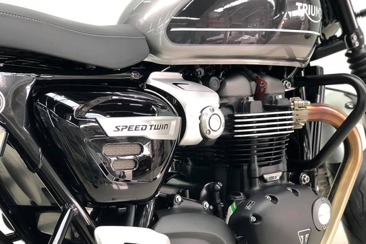 Triumph Speed Twin &#x8;mới sở hữu hệ thống phanh ABS cả trước và sau kèm đĩa phanh đôi và heo thắng của hãng Brembo kết hợp với hệ thống kiểm soát độ bám đường (Traction Control). Xe cũng được trang bị trợ lực ly hợp hỗ trợ người lái khi sử dụng xe trong phố, kết hợp cùng với hệ thống bướm ga điện tử tăng sự mượt mà cho tay ga. 