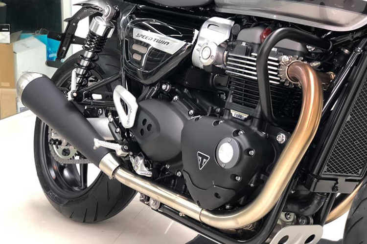 Sức mạnh của mẫu xe môtô Triumph Speed Twin 2019 mới được tạo ra từ khối động cơ 1200cc 2 xi-lanh thẳng hàng SOHC được làm mát bằng dung dịch cho ra công suất 97 mã lực tại 6.750 vòng/phút, momen xoắn cực đại là 112 Nm tại 4.950 vòng/phút.