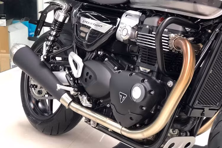 Sức mạnh của mẫu xe môtô Triumph Speed Twin 2019 mới được tạo ra từ khối động cơ 1200cc 2 xi-lanh thẳng hàng SOHC được làm mát bằng dung dịch cho ra công suất 97 mã lực tại 6.750 vòng/phút, momen xoắn cực đại là 112 Nm tại 4.950 vòng/phút.