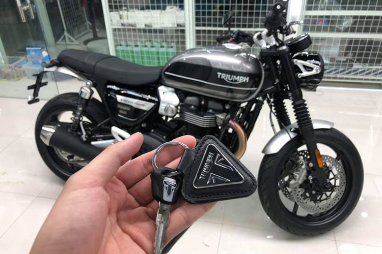Giá bán Triumph Speed Twin 2019 từ 589 triệu đồng cho phiên bản đen bóng, 595,6 triệu đồng cho phiên bản đỏ sọc đen và xám lông chuột sọc đen. Triumph Speed Twin 2019 là đối thủ của Ducati Scrambler 1100 có giá bán chính hãng từ 481,9 triệu đồng, mẫu xe của Triumph đắt hơn đối thủ khoảng 100 triệu đồng.