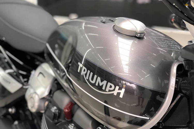 Bình xăng của xe được thiết kế với phần nắp được đặt lệch qua bên phải tạo nét riêng và có thiết kế giúp thao tác đóng mở nắp thuận tiện hơn. Ngoài ra, hai bên bình xăng được thiết kế hõm vào để người lái kẹp đầu gối khí núp gió - logo Triumph cùng xuất hiện tại đây.