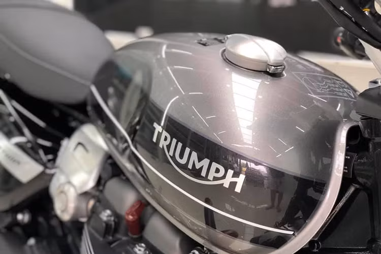 Bình xăng của xe được thiết kế với phần nắp được đặt lệch qua bên phải tạo nét riêng và có thiết kế giúp thao tác đóng mở nắp thuận tiện hơn. Ngoài ra, hai bên bình xăng được thiết kế hõm vào để người lái kẹp đầu gối khí núp gió - logo Triumph cùng xuất hiện tại đây.