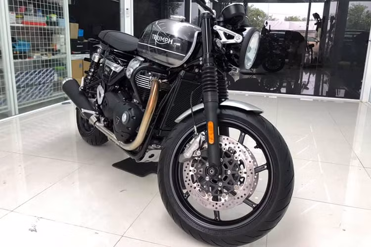 Triumph Speed Twin 2019 được đánh giá là mạnh hơn so với đối thủ Ducati Scrambler 1100 có công suất 87 mã lực và momen xoắn cực đại 88 Nm. Xe có 3 chế độ lái: đường khô, đường mưa và thể thao. 