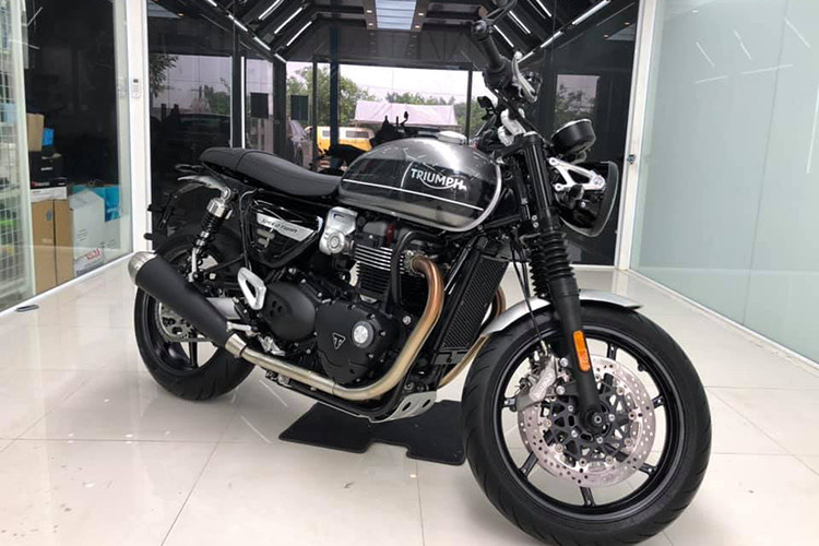 Hệ thống treo của Speed Twin 2019 được thiết kế tăng khả năng xử lý nhờ vào hệ thống giảm xóc đến từ hãng KYB trước và sau có hành trình 120 mm. Đặc biệt giảm xóc sau có thể điều chỉnh được theo trọng lượng và nhu cầu của người lái. Dàn chân với bộ mâm đúc hợp kim nhôm màu đen 7 chấu kích thước 17 inch đi kèm với lốp Pirelli Rosso Corsa.