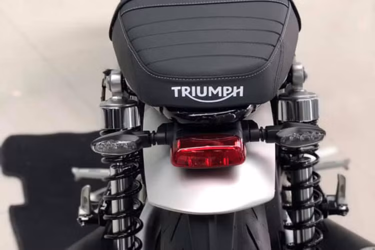 Yên của xe thiết kế dạng "bánh mỳ" vừa đủ cho hai người ngồi. Đèn hậu được làm với kiểu dáng nhỏ gọn sử dụng bóng LED kết hợp hệ thống đèn phanh. Đèn báo rẽ được đặt ngang với đèn hậu, nhỏ gọn và cũng sử dụng công nghệ LED.