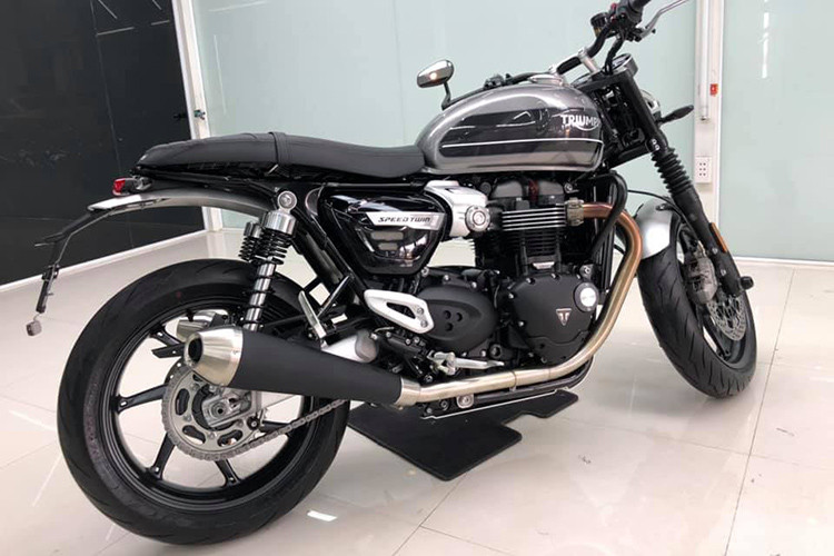 Trọng lượng khô của xe chỉ có 196 kg, nhẹ nhất trong dòng Modern Classic hiện tại của Triumph. Thiết kế bên ngoài của Speed Twin 2019 tương tự Bonneville T120 ghi đông cao với tay lái ngang. Chiều cao yên xe là 807 mm thích hợp cho những người có chiều cao từ 1m65 trở lên.