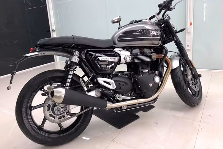 Trọng lượng khô của xe chỉ có 196 kg, nhẹ nhất trong dòng Modern Classic hiện tại của Triumph. Thiết kế bên ngoài của Speed Twin 2019 tương tự Bonneville T120 ghi đông cao với tay lái ngang. Chiều cao yên xe là 807 mm thích hợp cho những người có chiều cao từ 1m65 trở lên.