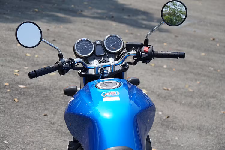 Mẫu xe Honda CB400 SF 25th Anniversary phiên bản mới có một số nâng cấp nhẹ so với đời trước. Đèn pha dùng bóng LED nhằm tăng khả năng chiếu sáng. Đèn xi-nhan kích thước lớn, cùng bộ còi đôi để lộ ra ở phía trước. Tay lái gồm các nút bấm chức năng cơ bản.