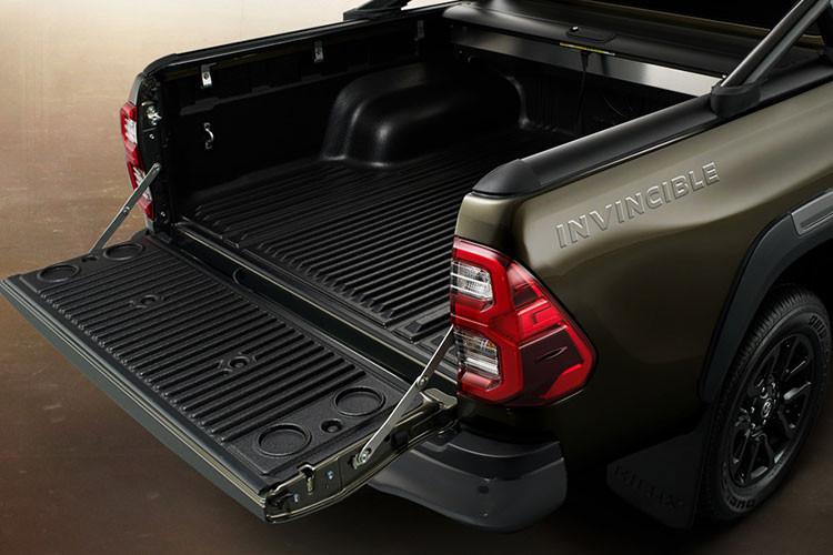 Bên cạnh các giải thưởng, khả năng của Hilux còn được chứng minh thông qua vô số lần chinh phục Bắc Cực, núi lửa Iceland và Nam Cực. Hơn nữa, xe cũng đạt nhiều những thành tích trong giải đua Dakar Rally.