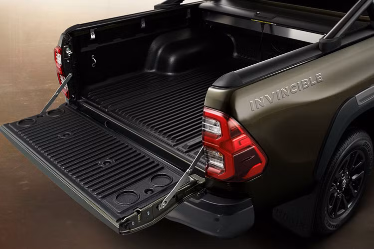 Bên cạnh các giải thưởng, khả năng của Hilux còn được chứng minh thông qua vô số lần chinh phục Bắc Cực, núi lửa Iceland và Nam Cực. Hơn nữa, xe cũng đạt nhiều những thành tích trong giải đua Dakar Rally.