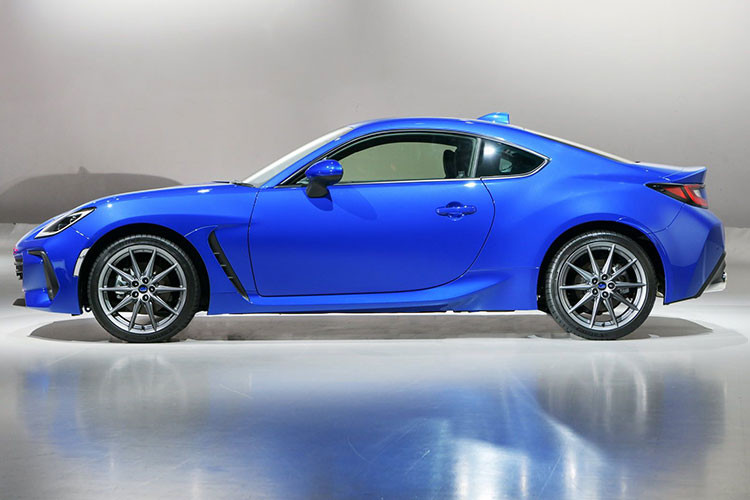 Đây là lần đầu tiên Subaru BRZ 2022 mới được phân phối chính hãng tại Việt Nam. Trước đây, mẫu xe này từng được đưa về, nhưng chỉ mang mục đích trưng bày. Xe thuộc phân khúc xe thể thao dẫn động cầu sau giá rẻ, đối thủ của Toyota GR 86 (thế hệ mới của Toyota FT-86 từng được bán chính hãng tại Việt Nam) dù sử dụng chung nền tảng khung gầm, động cơ,...
