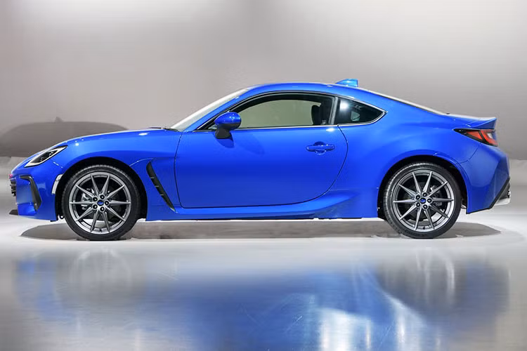 Đây là lần đầu tiên Subaru BRZ 2022 mới được phân phối chính hãng tại Việt Nam. Trước đây, mẫu xe này từng được đưa về, nhưng chỉ mang mục đích trưng bày. Xe thuộc phân khúc xe thể thao dẫn động cầu sau giá rẻ, đối thủ của Toyota GR 86 (thế hệ mới của Toyota FT-86 từng được bán chính hãng tại Việt Nam) dù sử dụng chung nền tảng khung gầm, động cơ,...