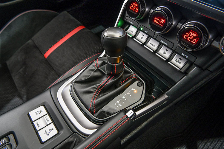 Xe sẽ có 2 tùy chọn hộp số sàn 6 cấp hoặc tự động 6 cấp với chế độ lái Sport có khả năng chuyển số nhanh hơn. Phiên bản bán ra tại Việt Nam chỉ có duy nhất lựa chọn hộp số tự động 6 cấp.