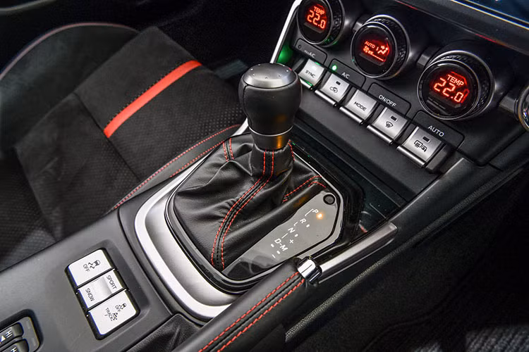 Xe sẽ có 2 tùy chọn hộp số sàn 6 cấp hoặc tự động 6 cấp với chế độ lái Sport có khả năng chuyển số nhanh hơn. Phiên bản bán ra tại Việt Nam chỉ có duy nhất lựa chọn hộp số tự động 6 cấp.