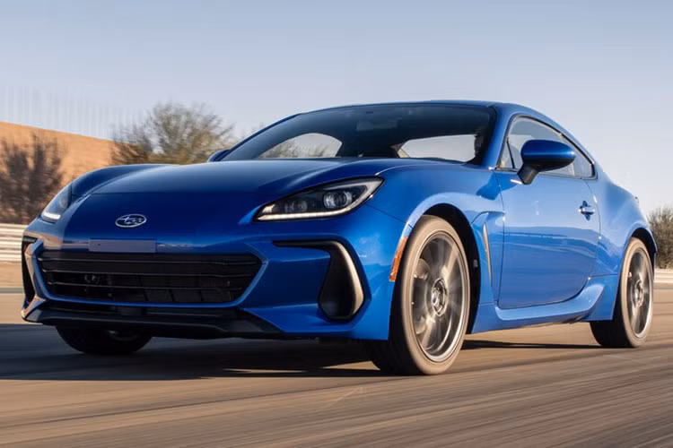 Các trang bị an toàn khác bao gồm 7 túi khí, đèn pha hỗ trợ vào cua, cảnh báo điểm mù, cảnh báo phương tiện cắt ngang phía sau, phanh tự động khi lùi,... Với mức giá xe Subaru BRZ 2022 gần 1,9 tỷ đồng tại Việt Nam, nó sẽ đắt ngang xe sang Mercedes-Benz C 300 AMG và BMW 320i Sport Line.